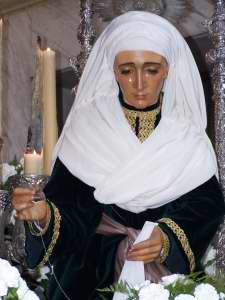 Una de las Marias lleva en su mano una aguja y un dedal